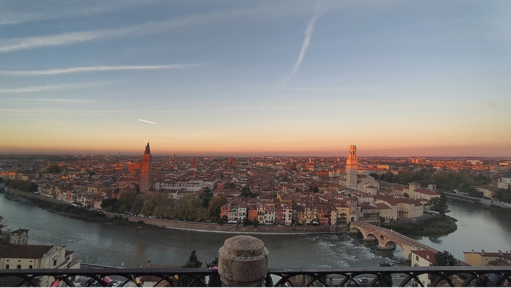panorama di verona all'alba da castel san pietro